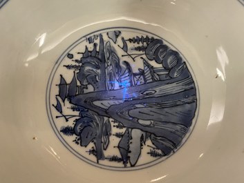 Een Chinese blauw-witte kom met een landschap rondom, Wanli